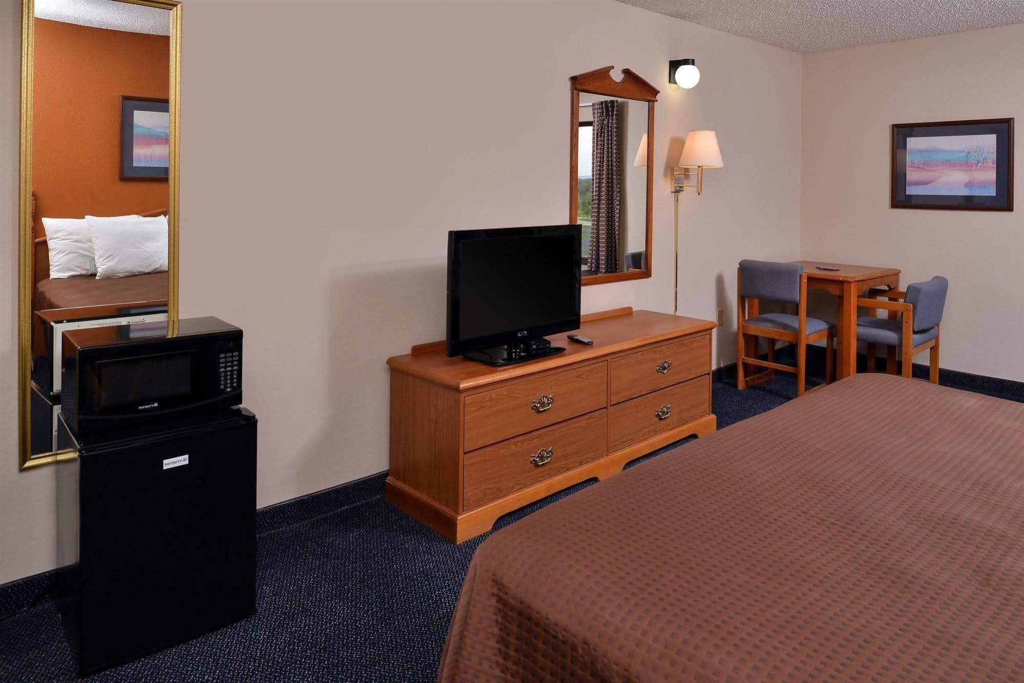Red Roof Inn & Suites Austin East - Manor Ngoại thất bức ảnh